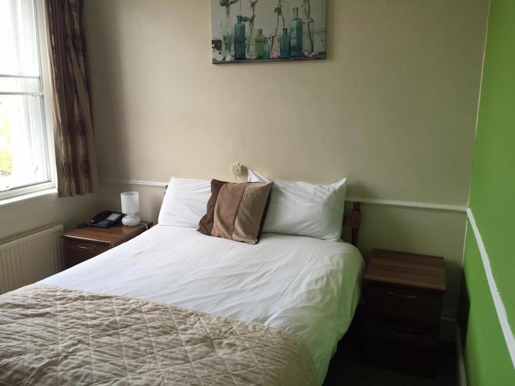The Pines Guest Accommodation Chippenham  Exterior foto